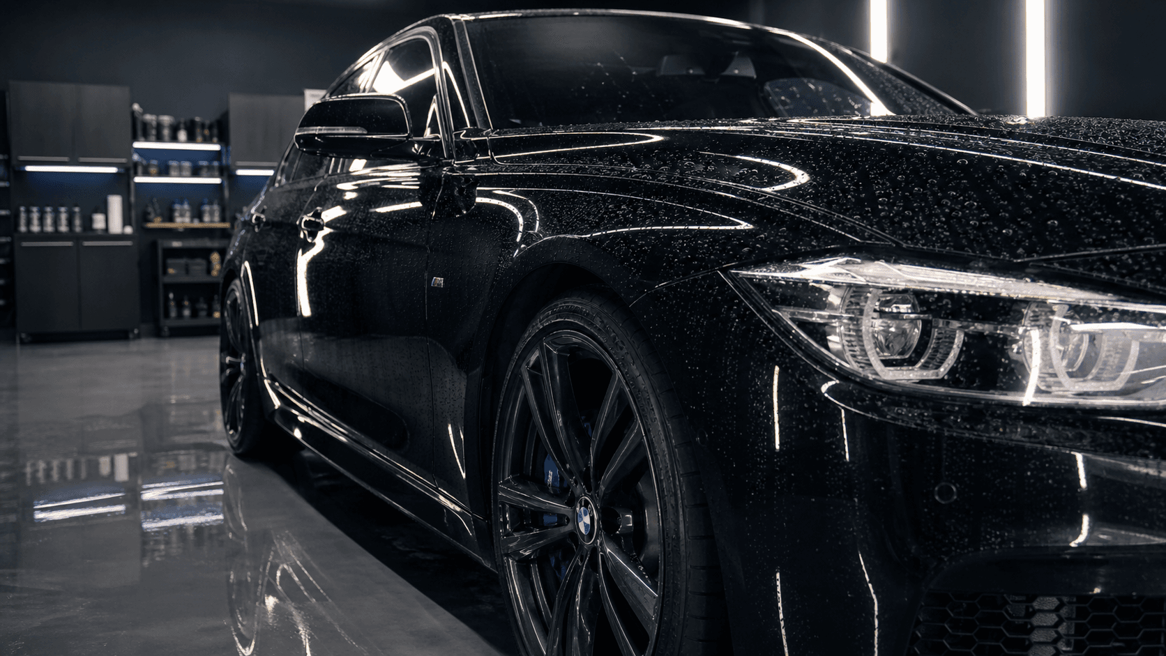 Auto negro con pintura corregida en un estudio de detailing premium